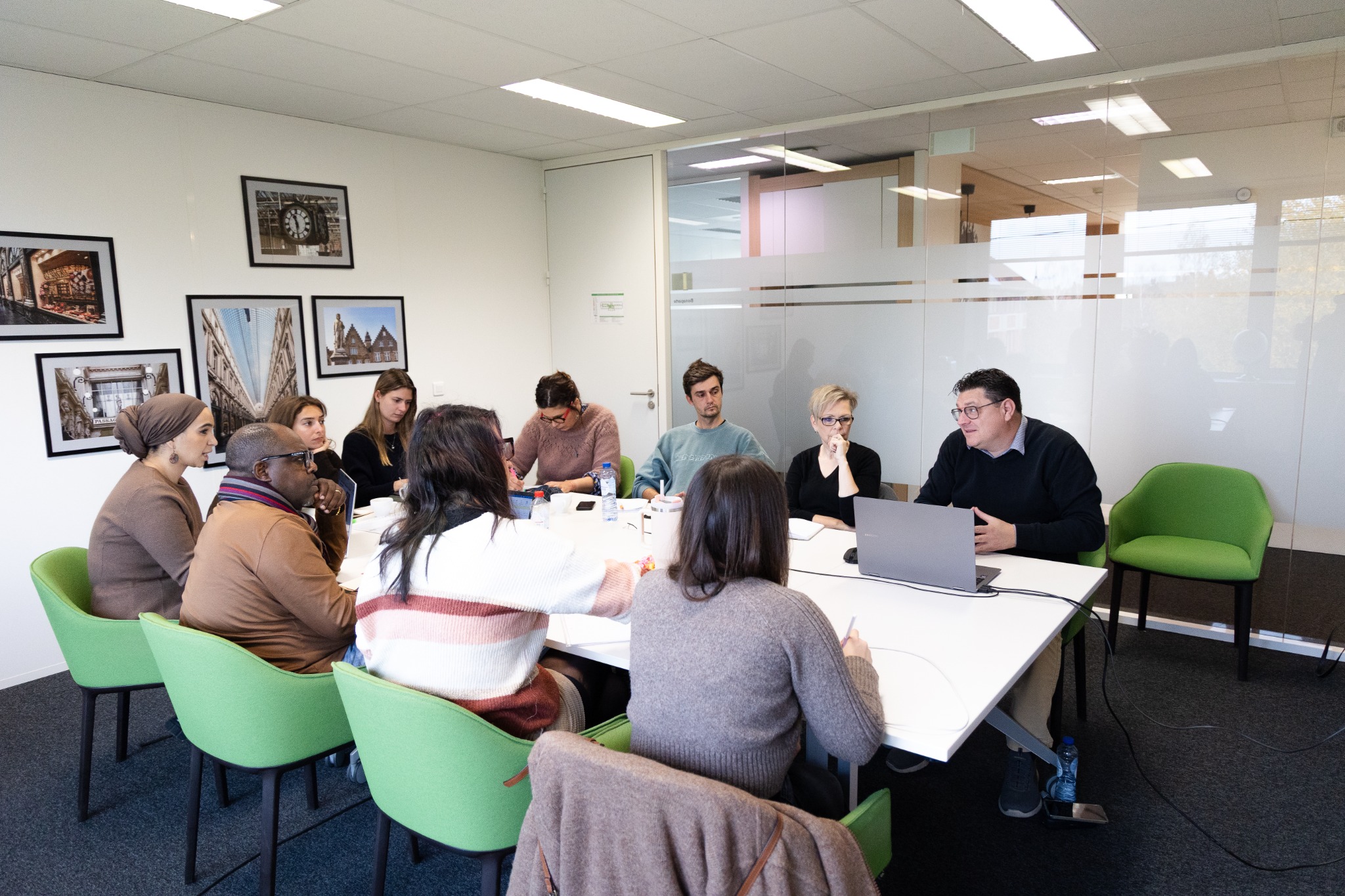 Un groupe de participants échange autour d’une table pendant une séance de formation
