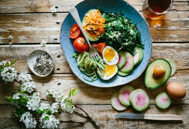 Photo d’illustration : une assiette composée de légumes et d’un œuf